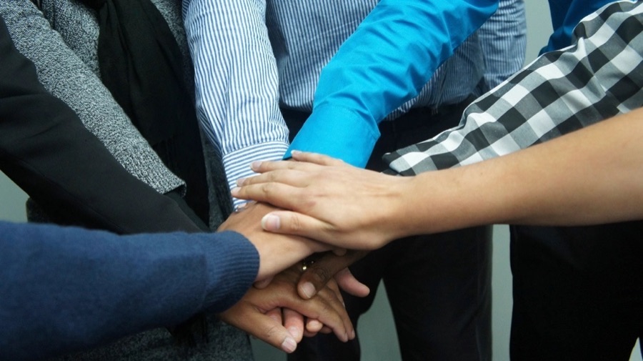 Mani sovrapposte di un gruppo di lavoro