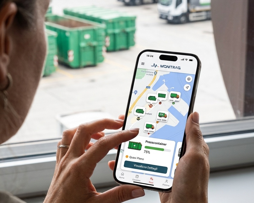 La mappa della flotta monitrag consultata da smartphone davanti a un&rsquo;area di raccolta