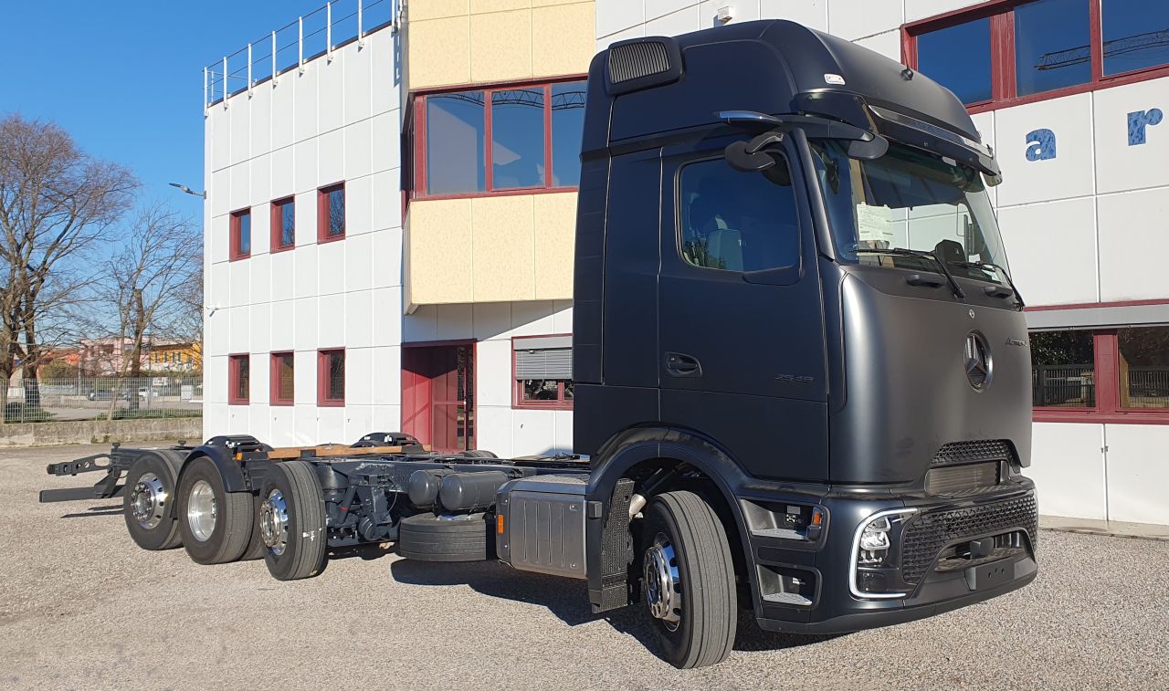 Mercedes Actros L ProCabin 2548 con asse intermedio aggiunto 1