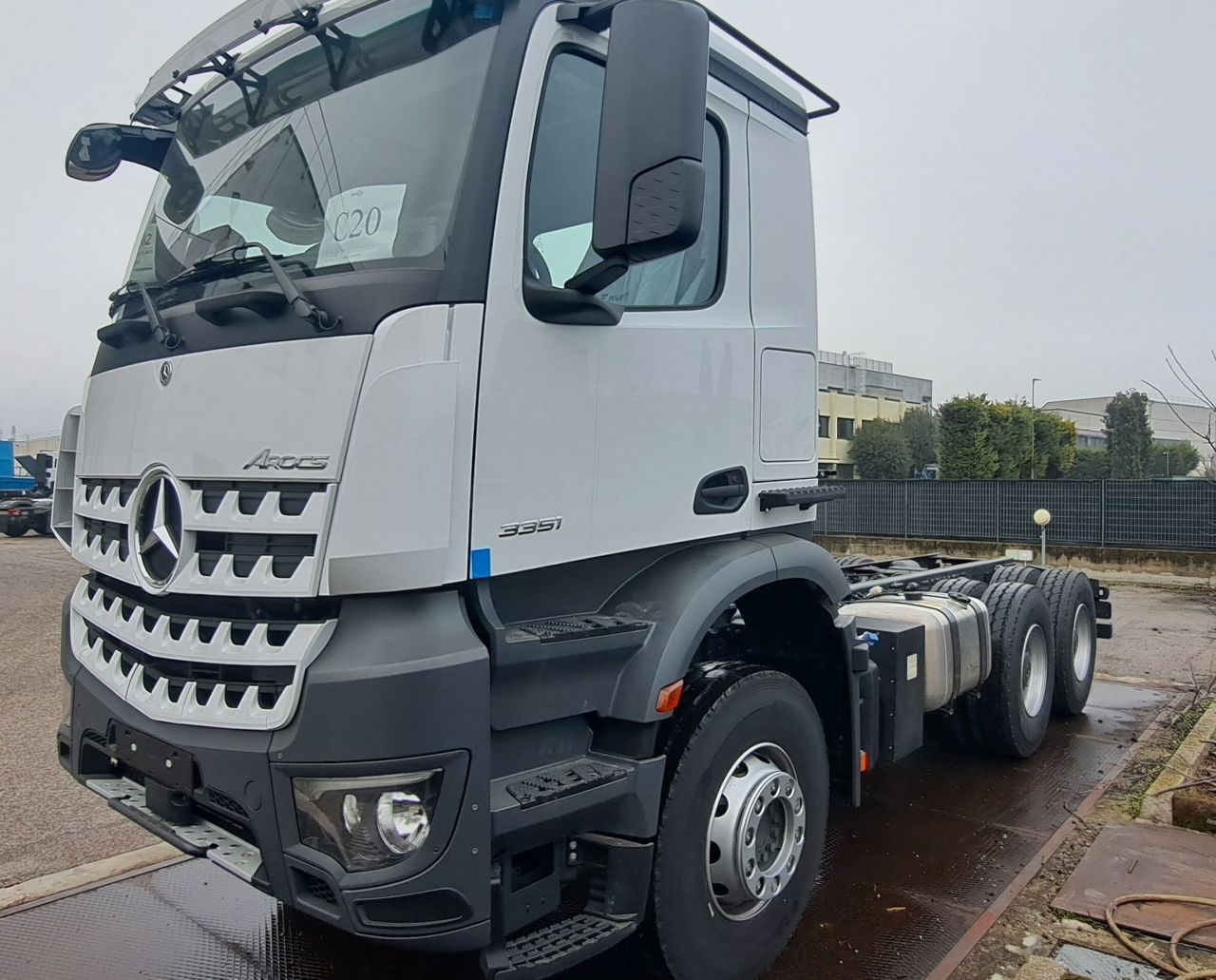 Mercedes con passo ridotto e cassa batterie verticale 1
