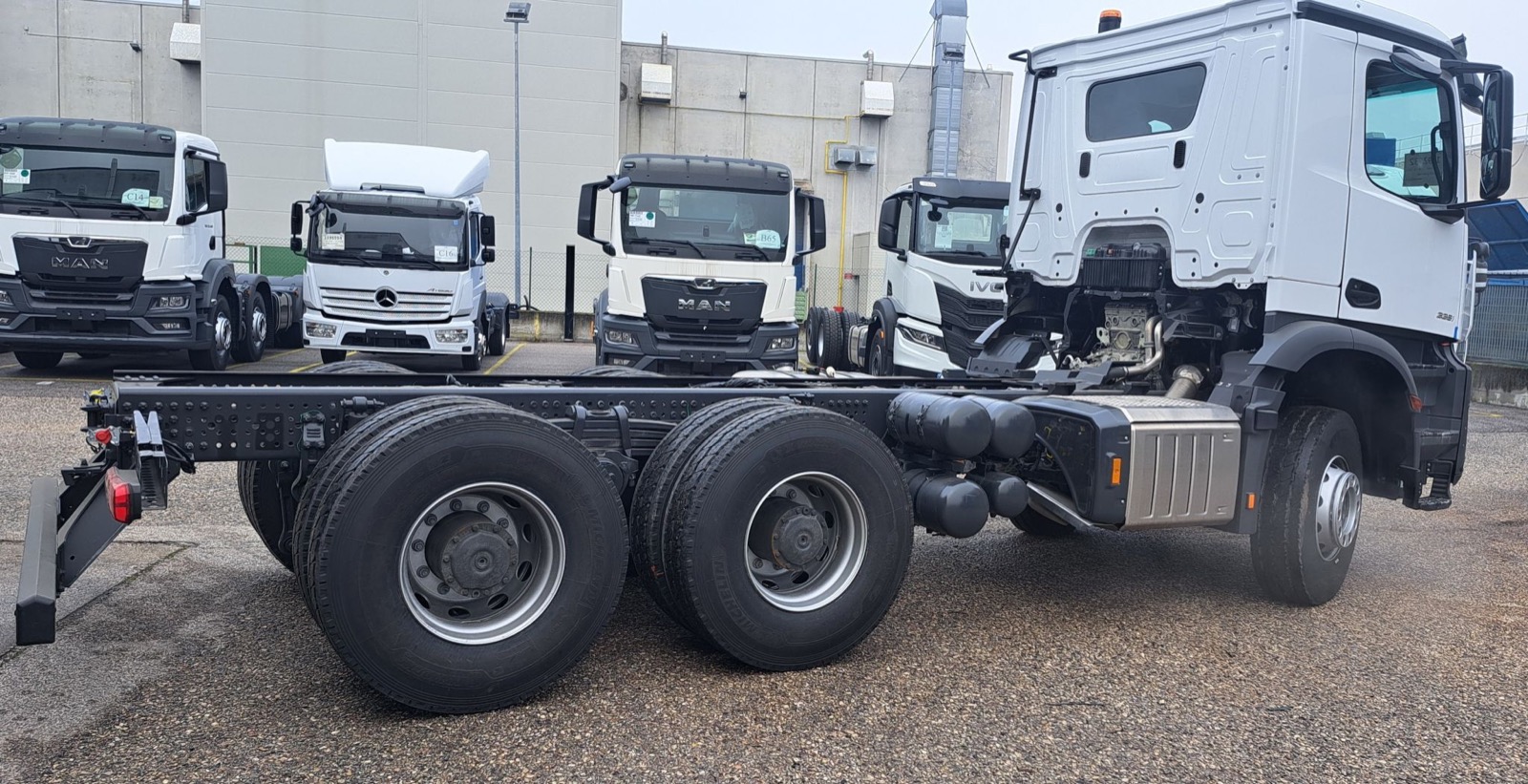 Mercedes con passo ridotto e cassa batterie verticale 2