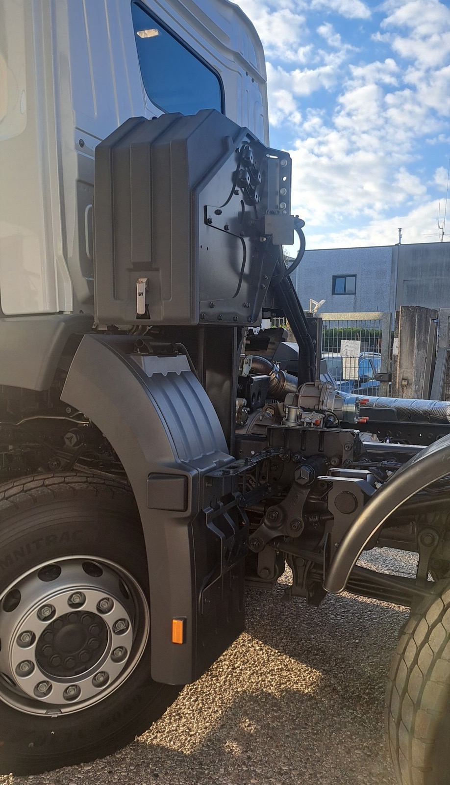 Telaio Mercedes con componenti riposizionati per gli stabilizzatori 2