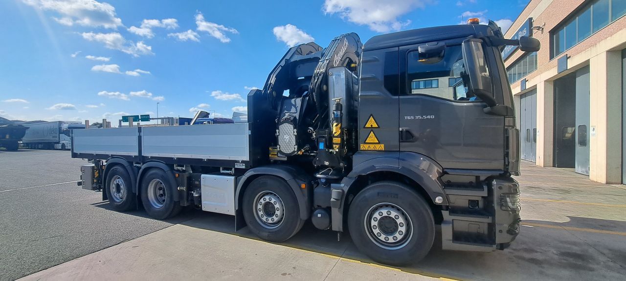 MAN TGS 35.480 con passo modificato per cassone e gru 1