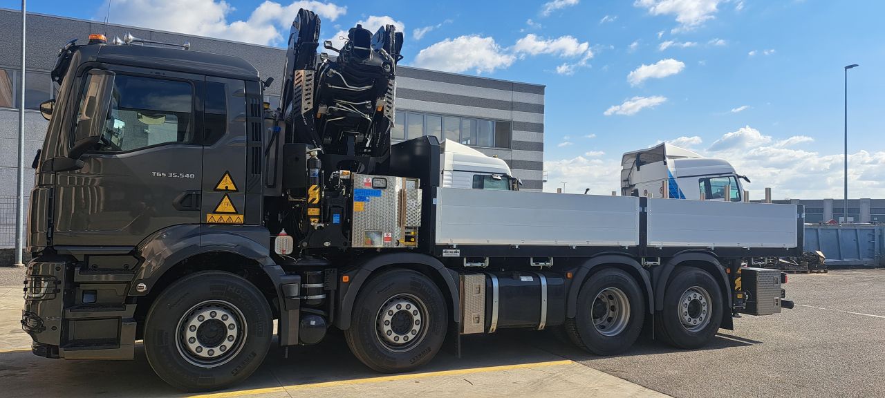 MAN TGS 35.480 con passo modificato per cassone e gru 2