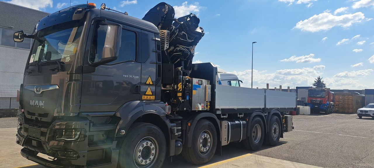 MAN TGS 35.480 con passo modificato per cassone e gru 3