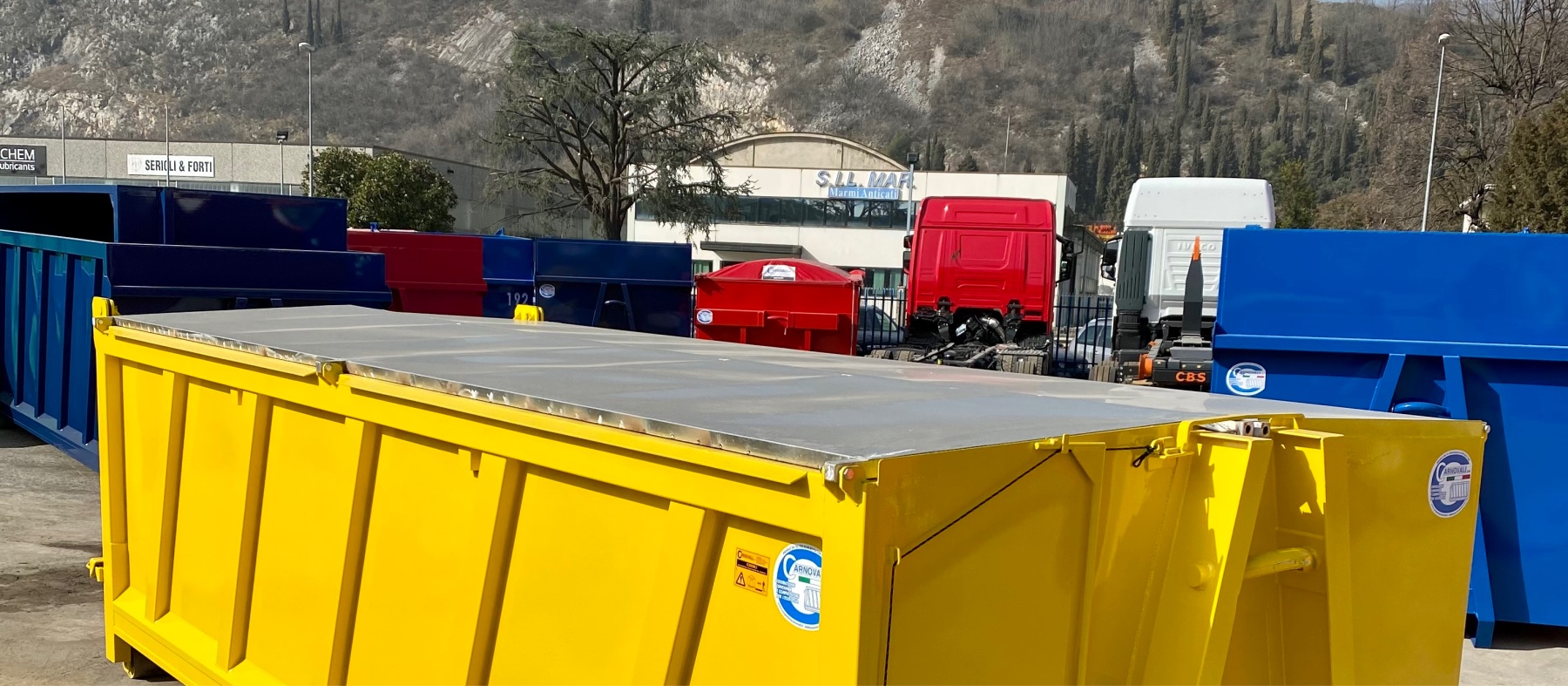 Coperchio ad ali di farfalla su container Carnovali
