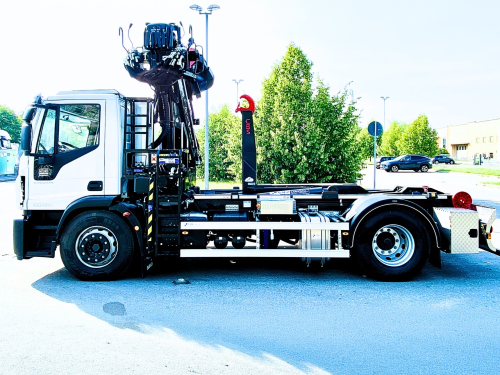 Allestimento scarrabile con gru su mezzo a 2 assi