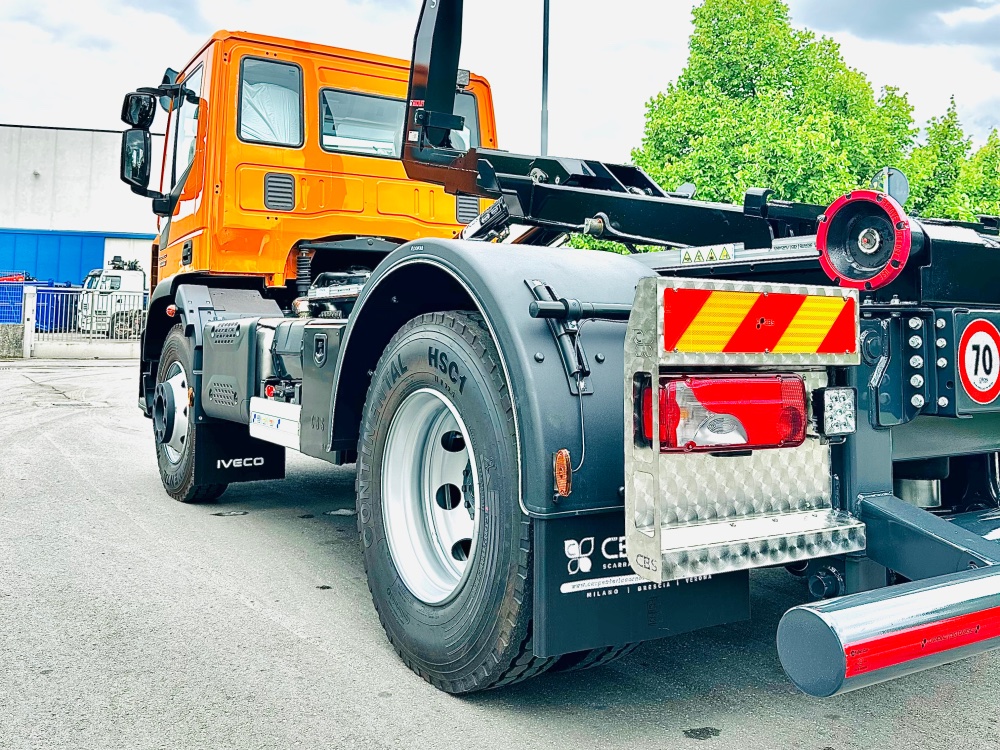 Allestimento scarrabile su mezzo a 2 assi da 10 tonnellate
