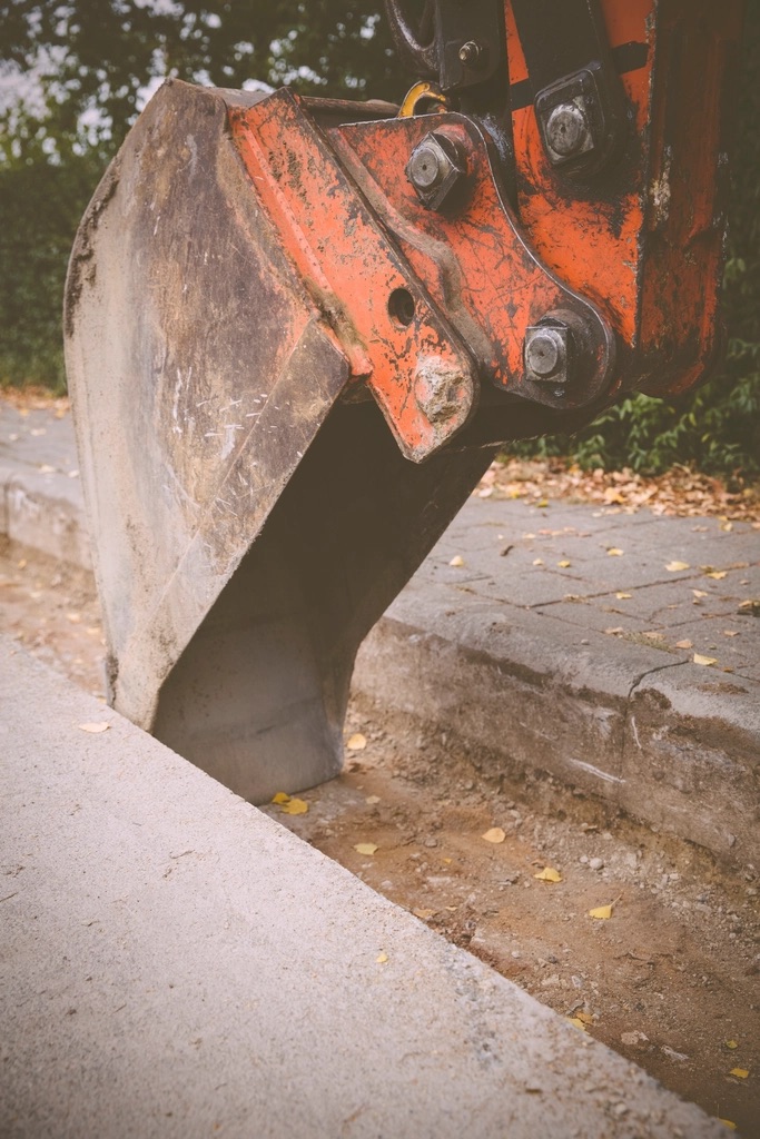 Cantiere edile con macchine per il movimento terra