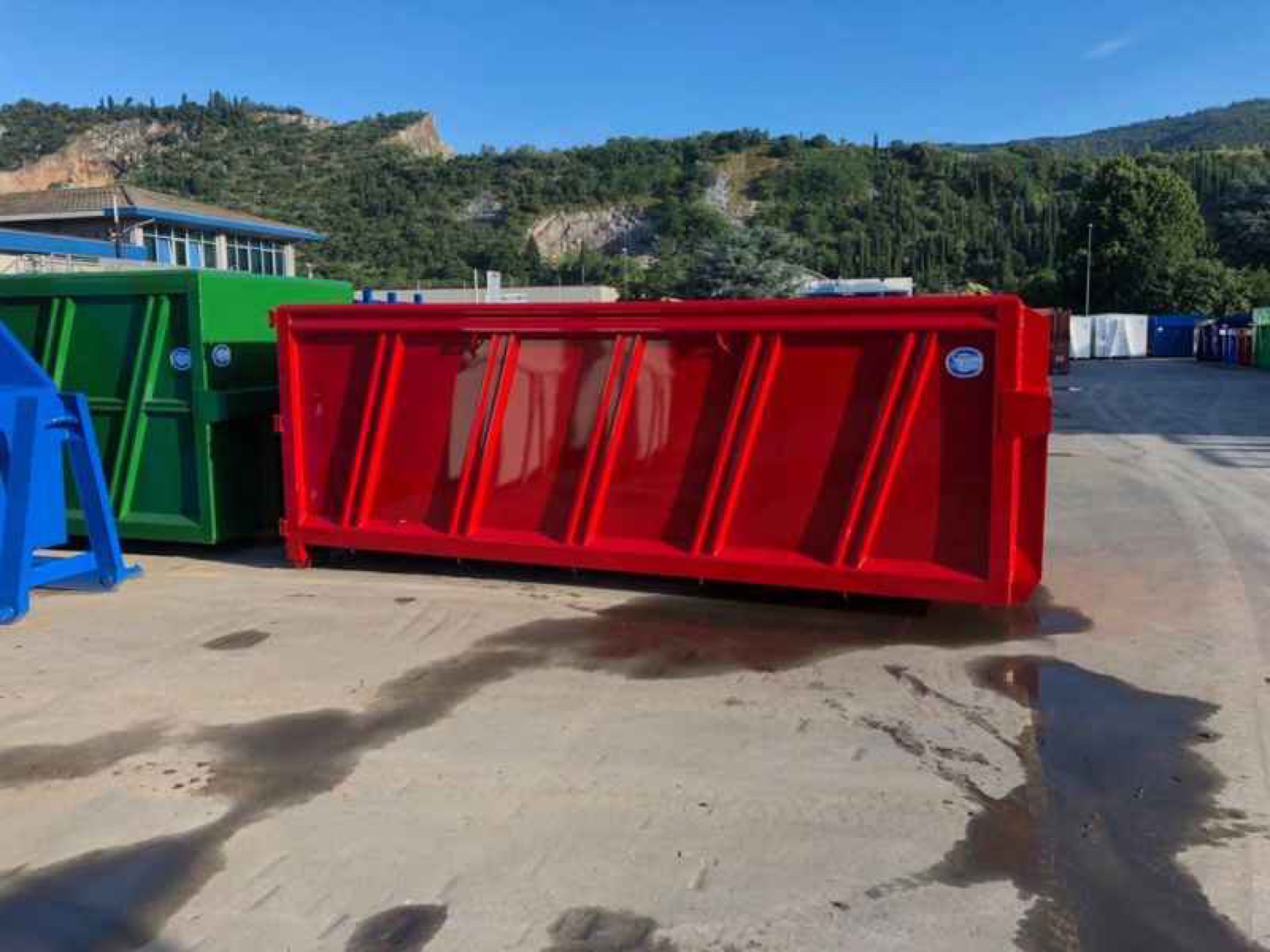 Container scarrabili pronti nel piazzale di Prevalle